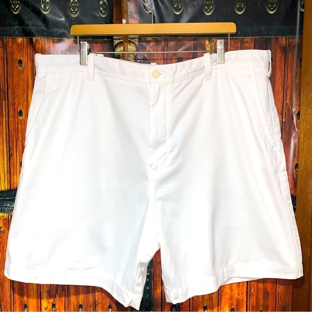 IZOD Flat Front White Shorts Size 40